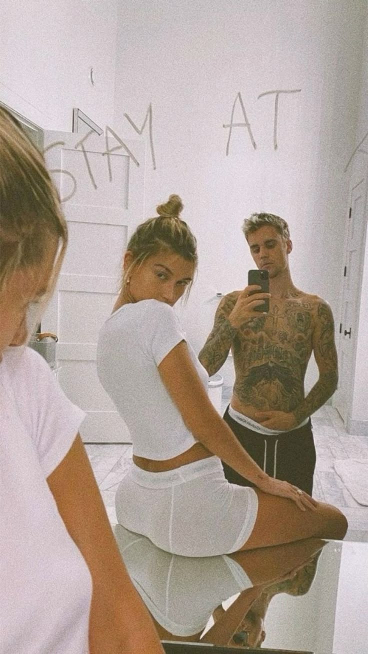 Justin Bieber vizes palackot dobott a paparazzók felé